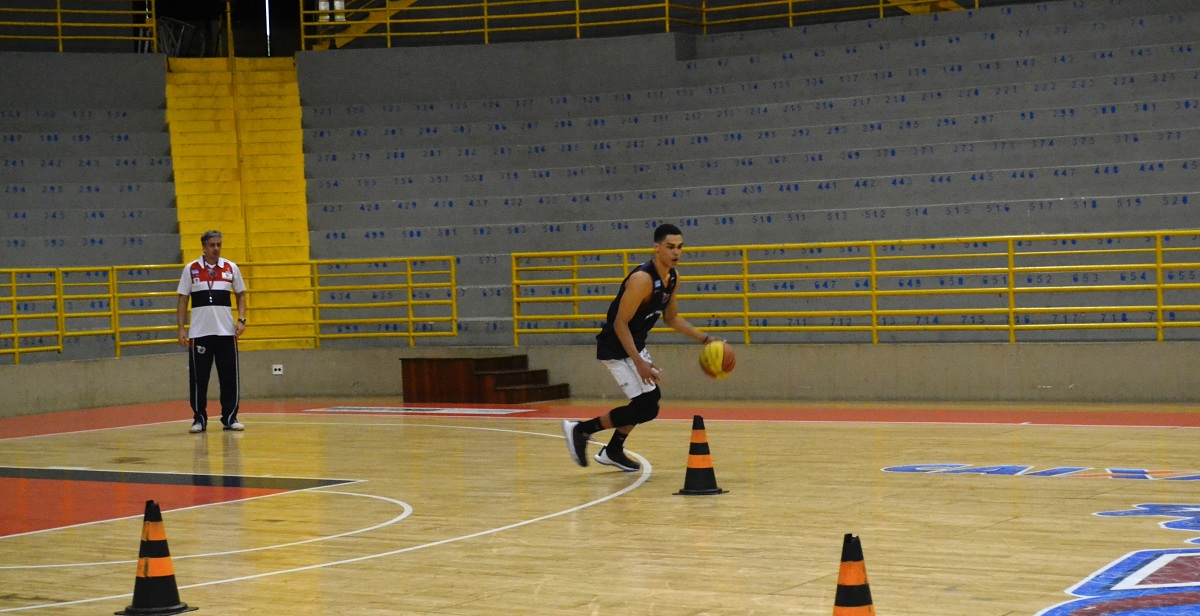 Cassiano no treino desta quinta-feira (Foto: Franca Basquete)
